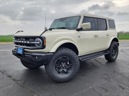 Desert Sand 2025 Ford Bronco Outer Banks