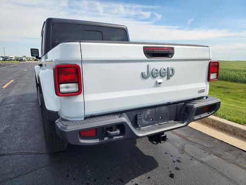 Bright White Clearcoat 2021 Jeep Gladiator Overland