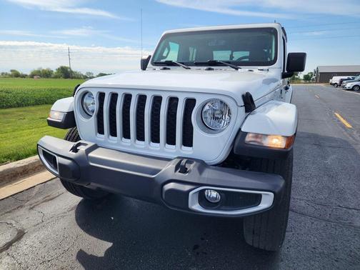 Bright White Clearcoat 2021 Jeep Gladiator Overland