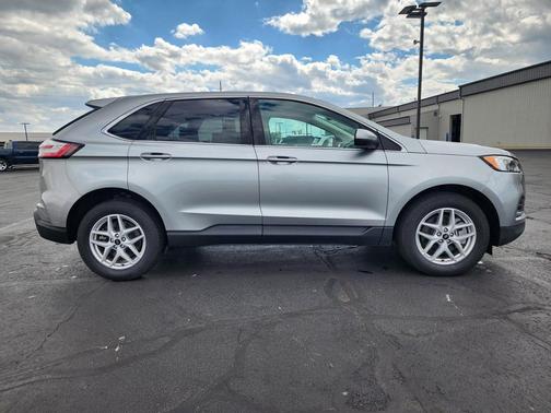 Iconic Silver Metallic 2024 Ford Edge SEL