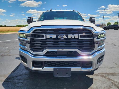 Bright White Clearcoat 2026 RAM 3500 Tradesman Crew Cab 4x4 8' Box