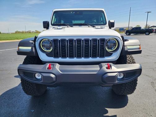 Bright White Clearcoat 2025 Jeep Wrangler Rubicon