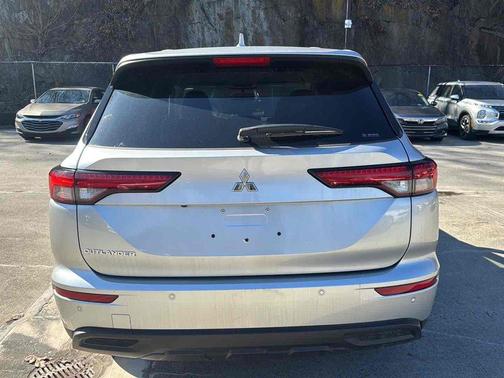 Alloy Silver Metallic 2024 Mitsubishi Outlander ES 2.5 S-AWC