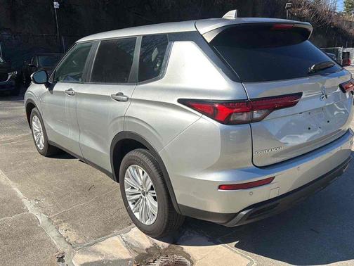 Alloy Silver Metallic 2024 Mitsubishi Outlander ES 2.5 S-AWC