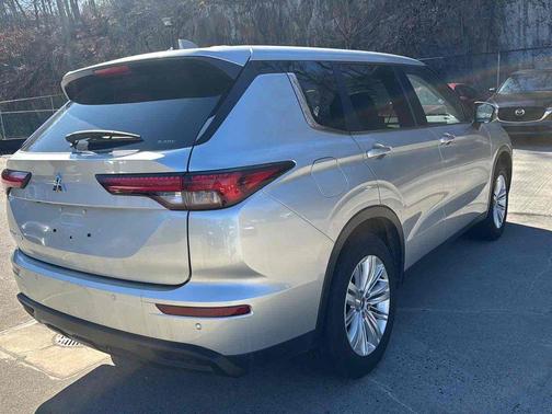 Alloy Silver Metallic 2024 Mitsubishi Outlander ES 2.5 S-AWC