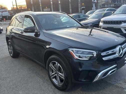 Obsidian Black Metallic 2022 Mercedes-Benz GLC 300 4MATIC