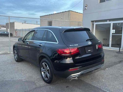 Obsidian Black Metallic 2022 Mercedes-Benz GLC 300 4MATIC