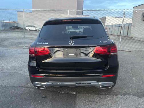 Obsidian Black Metallic 2022 Mercedes-Benz GLC 300 4MATIC