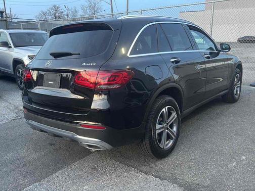 Obsidian Black Metallic 2022 Mercedes-Benz GLC 300 4MATIC
