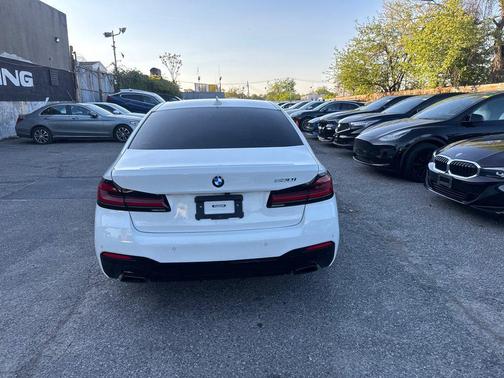 Alpine White 2022 BMW 530 i
