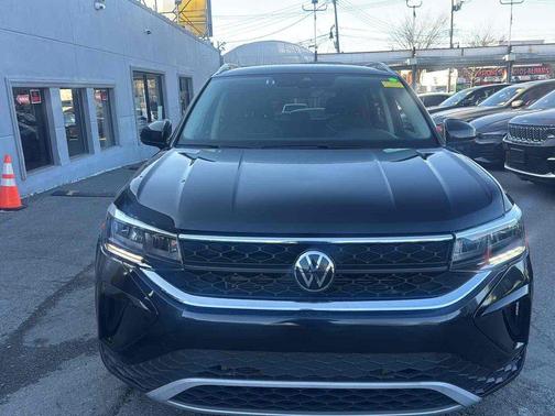 Cornflower Blue w/Deep Black Roof 2024 Volkswagen Taos 1.5T SE