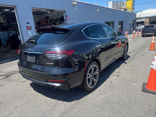 Blu Nobile Tri-Coat 2023 Maserati Levante Modena