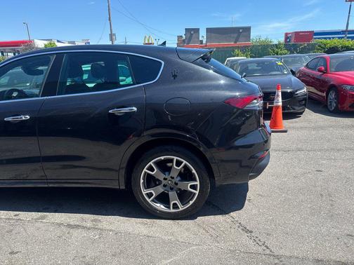 Blu Nobile Tri-Coat 2023 Maserati Levante Modena