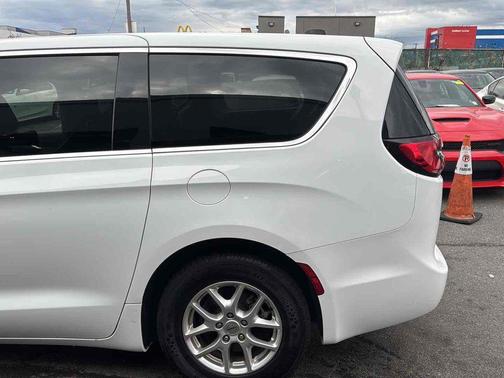 Bright White Clearcoat 2023 Chrysler Pacifica Touring L