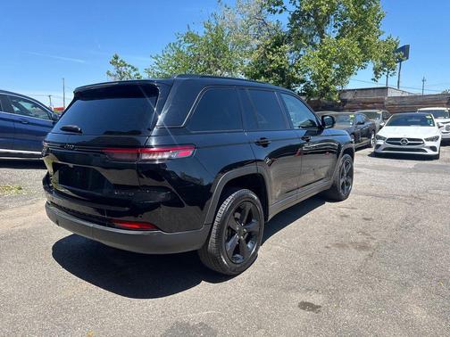 Diamond Black Crystal Pearlcoat 2023 Jeep Grand Cherokee Limited