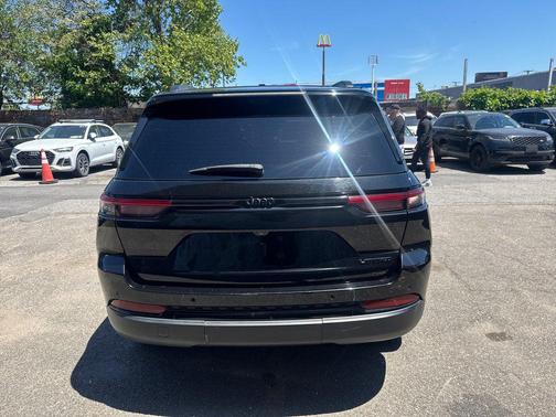 Diamond Black Crystal Pearlcoat 2023 Jeep Grand Cherokee Limited