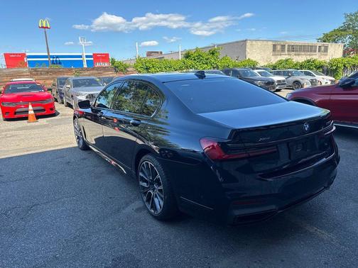 Carbon Black Metallic 2021 BMW 750 i xDrive