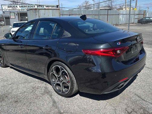 Vulcano Black Metallic 2023 Alfa Romeo Giulia Veloce RWD