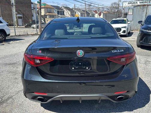 Vulcano Black Metallic 2023 Alfa Romeo Giulia Veloce RWD