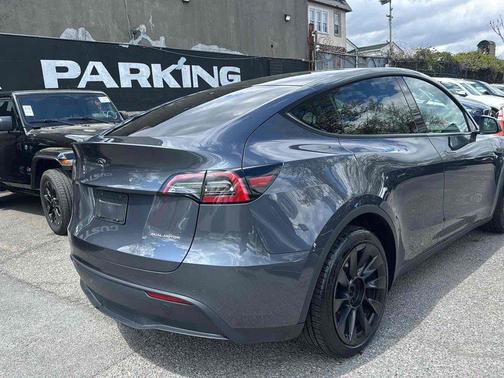 2022 Tesla Model Y Long Range Dual Motor All-Wheel Drive