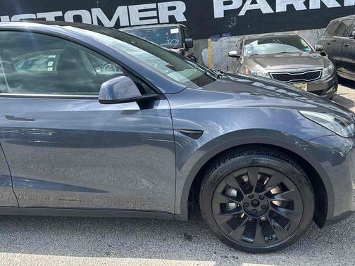 2022 Tesla Model Y Long Range Dual Motor All-Wheel Drive