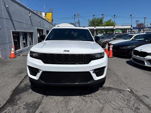 Bright White Clearcoat 2023 Jeep Grand Cherokee Altitude