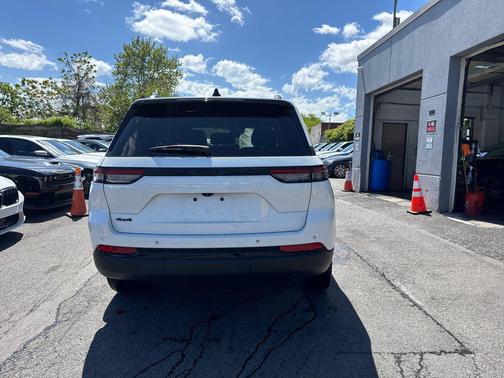 Bright White Clearcoat 2023 Jeep Grand Cherokee Altitude