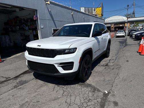 Bright White Clearcoat 2023 Jeep Grand Cherokee Altitude