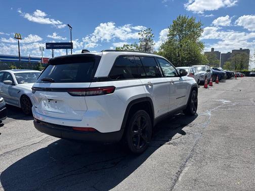 Bright White Clearcoat 2023 Jeep Grand Cherokee Altitude
