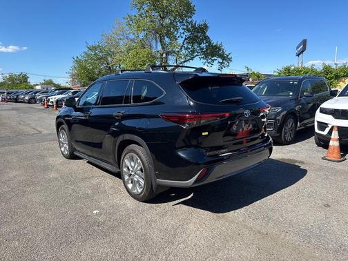 Midnight Black Metallic 2021 Toyota Highlander Hybrid Limited