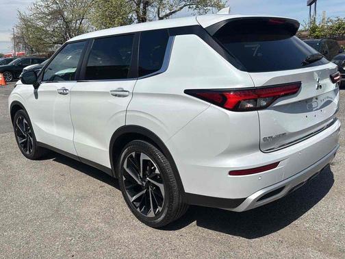 White Diamond 2022 Mitsubishi Outlander SE 2.5 S-AWC