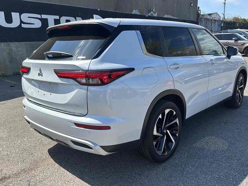 White Diamond 2022 Mitsubishi Outlander SE 2.5 S-AWC