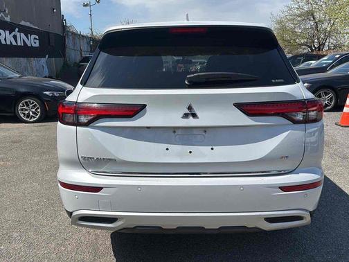 White Diamond 2022 Mitsubishi Outlander SE 2.5 S-AWC