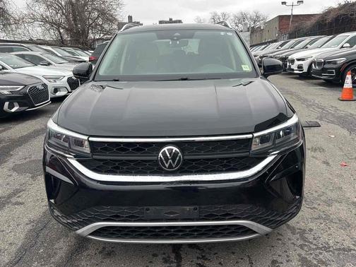 Deep Black Pearl 2023 Volkswagen Taos SE FWD
