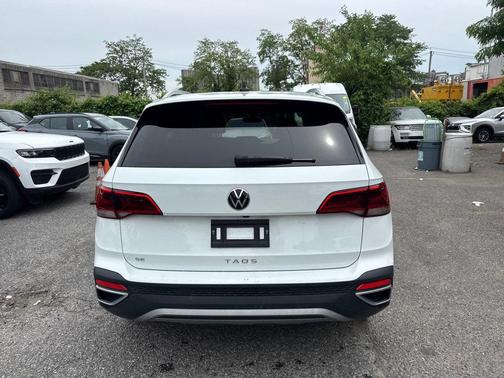 Deep Black Pearl 2024 Volkswagen Taos 1.5T SE