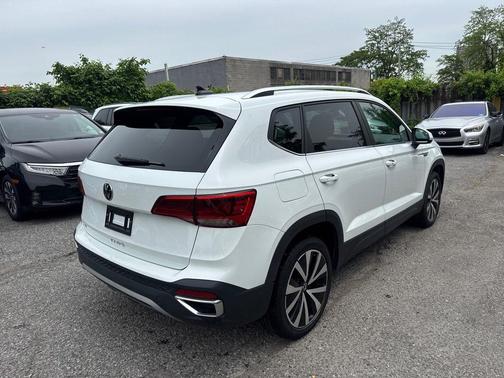 Deep Black Pearl 2024 Volkswagen Taos 1.5T SE