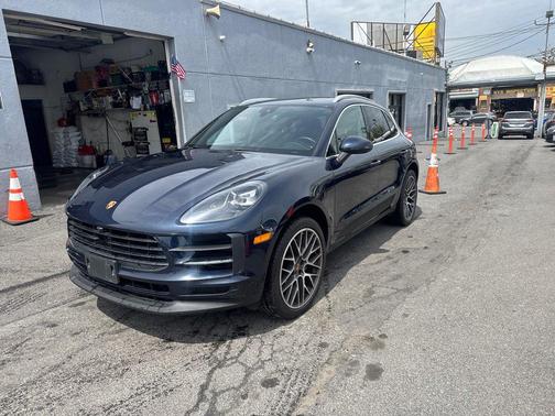 Night Blue Metallic 2021 Porsche Macan Macan