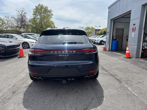 Night Blue Metallic 2021 Porsche Macan Macan