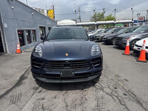 Night Blue Metallic 2021 Porsche Macan Macan