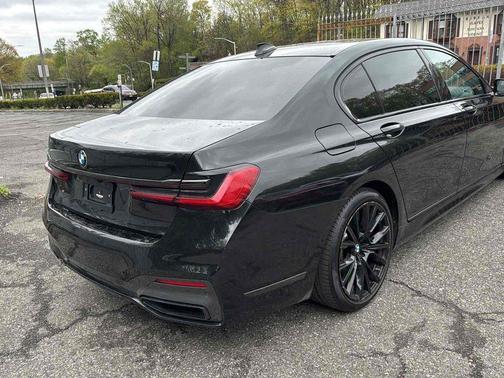 Black Sapphire Metallic 2022 BMW 740 740i Sedan