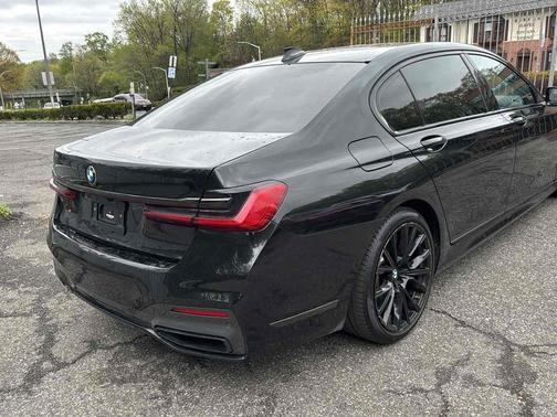 Black Sapphire Metallic 2022 BMW 740 740i Sedan