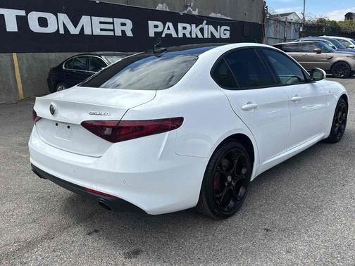 Alfa White 2022 Alfa Romeo Giulia Ti