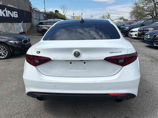 Alfa White 2022 Alfa Romeo Giulia Ti