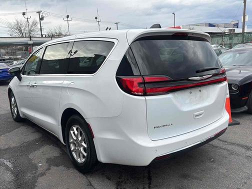 Bright White Clearcoat 2023 Chrysler Pacifica Touring L FWD
