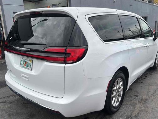 Bright White Clearcoat 2023 Chrysler Pacifica Touring L FWD