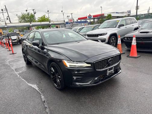 Onyx Black Metallic 2024 Volvo S60 B5 Plus Black Edition