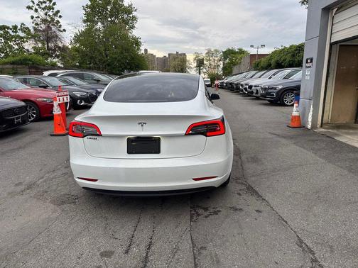 Pearl White Multi-Coat 2022 Tesla Model 3 Standard Range