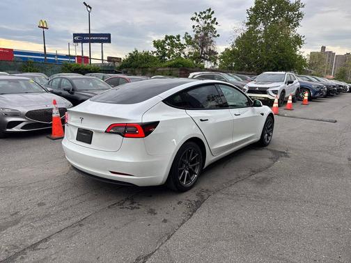 Pearl White Multi-Coat 2022 Tesla Model 3 Standard Range