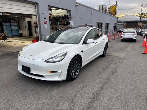 Pearl White Multi-Coat 2022 Tesla Model 3 Standard Range