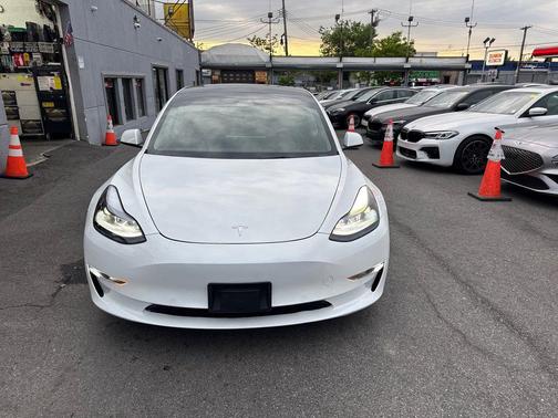Pearl White Multi-Coat 2022 Tesla Model 3 Standard Range